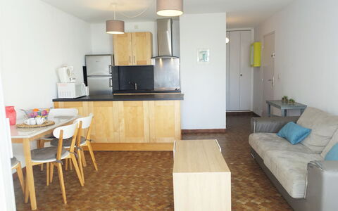 Maisons sur la Plage: Cabinetry, Meubles, Comptoir, Table, Chaise, Bois, Sol, Sol, Tiroir, Bâtiment