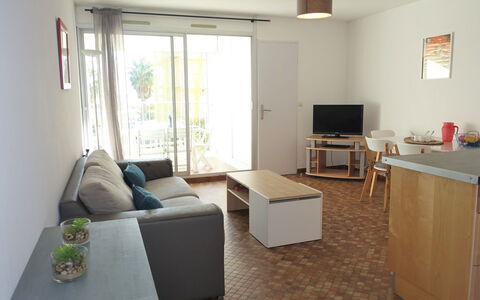 Maisons sur la Plage: Meubles, Table, Canapé, Confort, Bois, Canapé-Lit, Bâtiment, Sol, Sol, Télévision