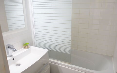 Maisons sur la Plage: Luminaire Plomberie, Propriété, Baignoire, Robinet, Évier, Salle De Bains, Design Intérieur, Sol, Ligne