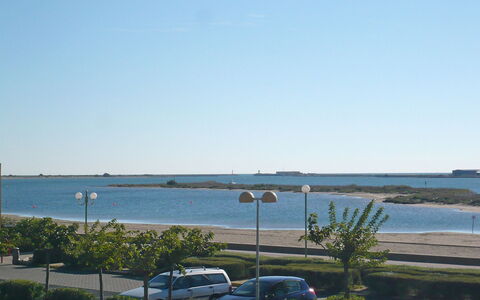 Maisons sur la Plage: L'Eau, Plante, Ciel, Voiture, Véhicule, Bleu Azur, Éclairage Public, Lot Terre, Cotiers Et Relief Océaniques, Horizon