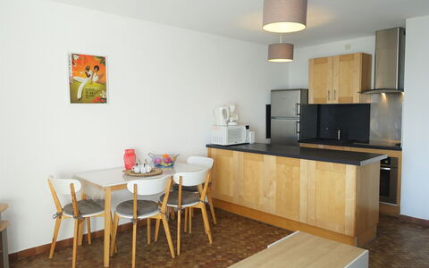 Maisons sur la Plage: Meubles, Cabinetry, Propriété, Comptoir, Table, Chaise, Bois, Éclairage, Design Intérieur, Sol