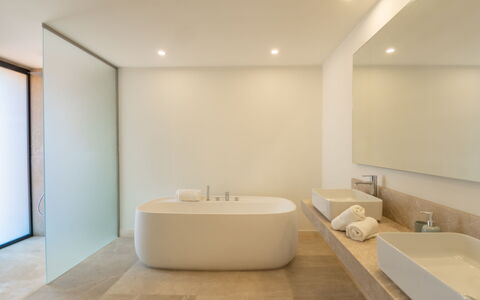 Can Navarro: Propriété, Baignoire, Luminaire Plomberie, Bois, Salle De Bains, Évier, Sol, Sol, Robinet