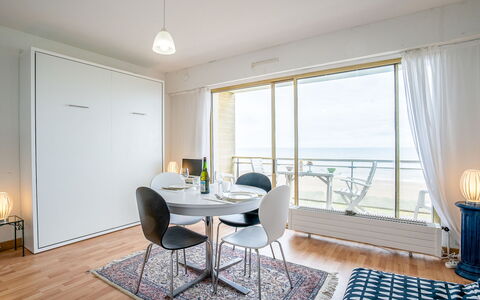 Le Golf: Meubles, Propriété, Table, Chaise, Fenêtre, Bâtiment, Rideau, Design Intérieur, Bois, Lampe