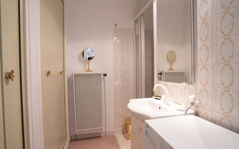 Le Golf: Miroir, Luminaire Plomberie, Évier, Robinet, Salle De Bains, Lavabo, Armoire De Toilette, Violet, Bois