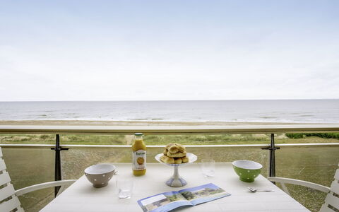 Le Golf: Table, Ciel, L'Eau, Vaisselle, Jour, Meubles, Nuage, Drinkware, Vaisselle, Bleu Azur