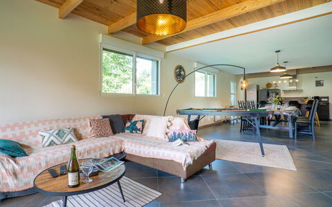 Villa Heol: Meubles, Design Intérieur, Sol, Canapé, Sol, Bois, Plafond, Salon, Table, Éclairage