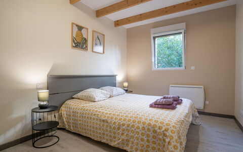 Villa Heol: Lit, Design Intérieur, Meubles, Chambre, Mur, Sol, Sol, Pièce, Bois, Drap De Lit