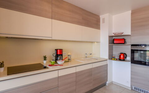 Etoile de Mer: Cabinetry, Comptoir, Propriété, Cuisinière, Appareil De Cuisine, Bâtiment, Bois, Éclairage, Orange, Cuisine