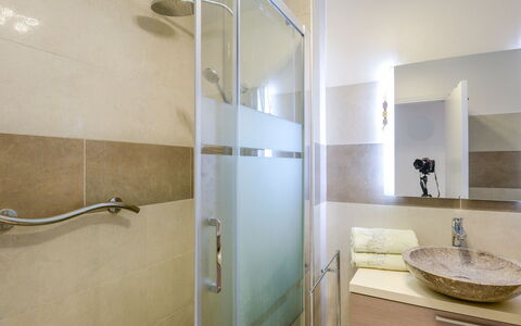 Etoile de Mer: Miroir, Luminaire Plomberie, Évier, Robinet, Salle De Bains, Bâtiment, Tete De Douche, Porte, Bois