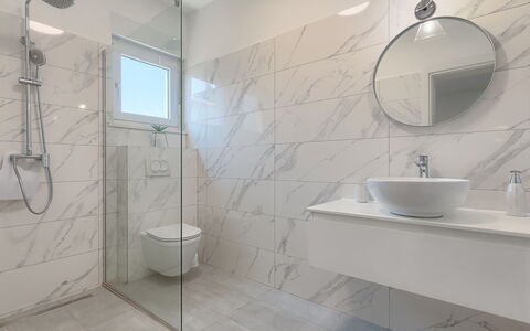 Vine: Salle De Bains, Tuile, Propriété, Pièce, Sol, Design Intérieur, Mur, Luminaire Plomberie, Architecture, Robinet