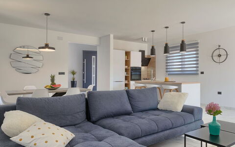 Vine: Table, Canapé, Propriété, Meubles, Éclairage, Oreiller, Canapé-Lit, Salon, Design Intérieur, Cadre