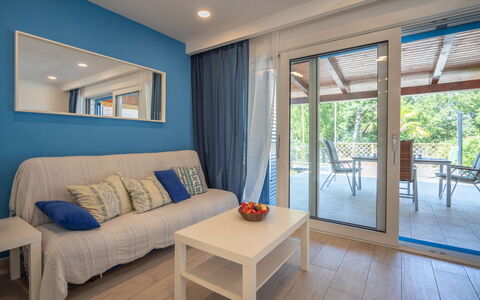 Natali: Pièce, Propriété, Meubles, Design Intérieur, Bâtiment, Immobilier, Maison, Chambre, Sol, Table