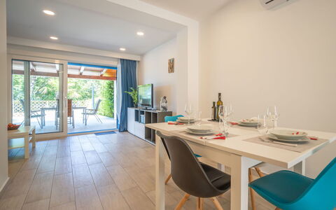 Natali: Propriété, Pièce, Immobilier, Meubles, Bâtiment, Design Intérieur, Maison, Table, Salle À Manger, Sol