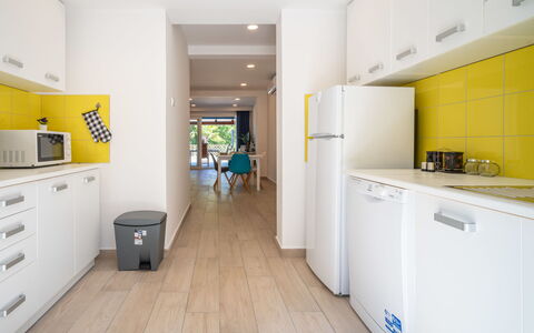 Natali: Pièce, Jaune, Propriété, Design Intérieur, Sol, Cuisine, Bâtiment, Cabinetry, Plafond, Meubles