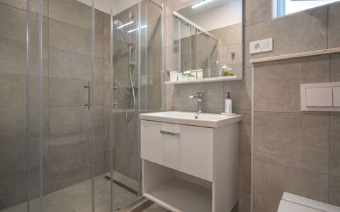 Natali: Miroir, Luminaire Plomberie, Évier, Salle De Bains, Robinet, Bâtiment, Design Intérieur, Sol, Sol