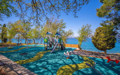 Natali: Plante, L'Eau, Propriété, Meubles, Bâtiment, Table, Fenêtre, Bleu Azur, Chaise, Design Intérieur