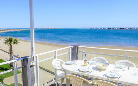 Laguna Beach: L'Eau, Ciel, Propriété, Table, Meubles, Bâtiment, Chaise, Bleu Azur, Ombre, Mobilier De Jardin