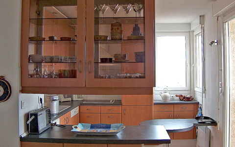 Laguna Beach: Cabinetry, Bâtiment, Comptoir, Cuisine, Bois, Rayonnage, Étagère, Éclairage, Fenêtre, Tiroir