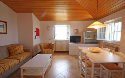 Levante: Pièce, Meubles, Propriété, Bâtiment, Design Intérieur, Plafond, Salon, Maison, Table, Sol