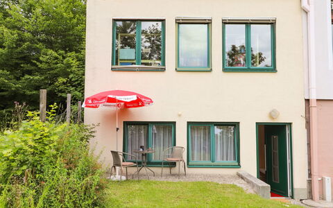 Annis Nest: Plante, Propriété, Bâtiment, Fenêtre, Arbre, Ombre, Chalet, Porte, Table, Maison