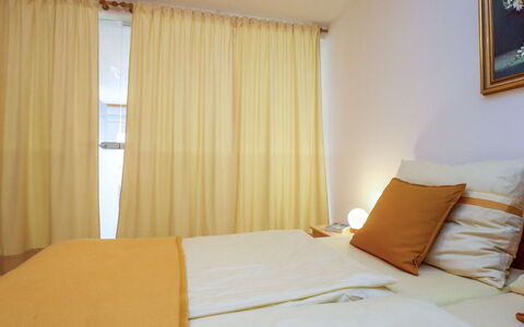 Annis Nest: Pièce, Rideau, Propriété, Chambre, Lit, Design Intérieur, Meubles, Traitement De Fenetre, Drap De Lit, Couvre-Fenêtres