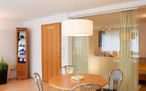 Annis Nest: Pièce, Meubles, Salle À Manger, Propriété, Design Intérieur, Bâtiment, Plafond, Sol, Table, Maison