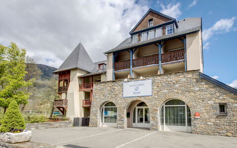 Loudenvielle 651: Propriété, Maison, Bâtiment, Immobilier, Domicile, Architecture, Ville, Zone Résidentielle, Biens, Façade
