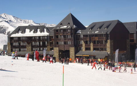 Peyragudes 651: Neige, L'Hiver, Station De Ski, Montagne, Piste, Chaîne De Montagnes, Des Loisirs, Recours, Bâtiment, Vacances