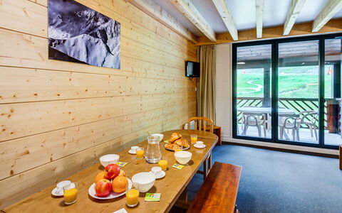 Peyragudes 651: Table, Aliments, Vaisselle, Bois, Design Intérieur, Coupe, Sol, Chaise, Dur, Assiette