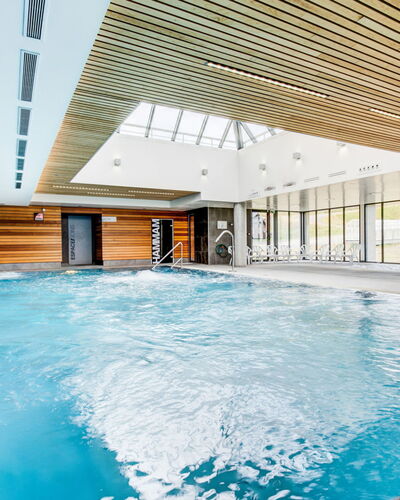 Peyragudes 651: L'Eau, Propriété, Piscine, Bâtiment, Bleu Azur, Ombre, Loisir, Aqua, Maison