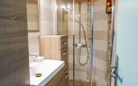 Estany: Robinet, Propriété, Évier, Luminaire Plomberie, Lavabo, Salle De Bains, Design Intérieur, Bois, Fenêtre