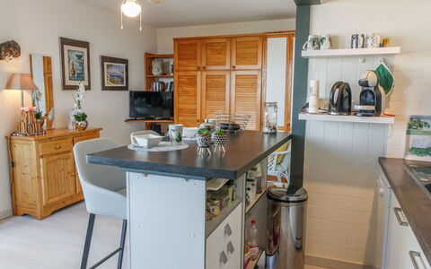Estany: Cabinetry, Propriété, Évier, Evier, Comptoir, Électroménager, Appareil De Cuisine, Cuisinière, Ventilateur De Plafond, Gaz Poele