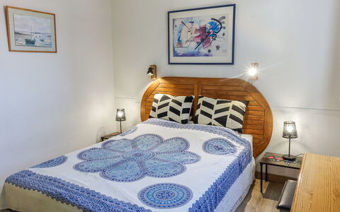 Estany: Meubles, Propriété, Confort, Cadre, Bleu Azur, Textile, Bois, Oreiller, Bâtiment, Design Intérieur