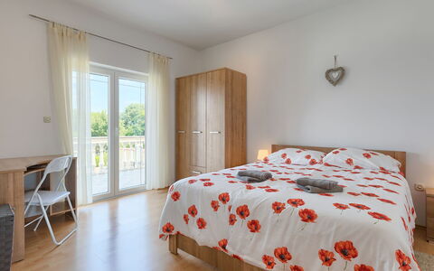 Melian: Chambre, Lit, Meubles, Pièce, Drap De Lit, Propriété, Literie, Sol, Cadre De Lit, Design Intérieur