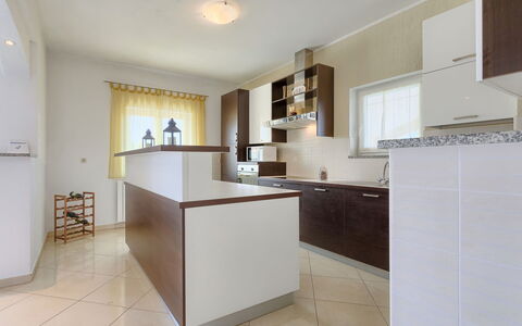 Melian: Cabinetry, Comptoir, Meubles, Bâtiment, Cuisine, Maison, Bois, Design Intérieur, Plante D'Appartement