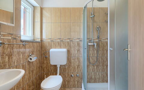 Melian: Luminaire Plomberie, Propriété, Robinet, Tete De Douche, Salle De Bains, Porte De Douche, Violet, Douche, Bâtiment