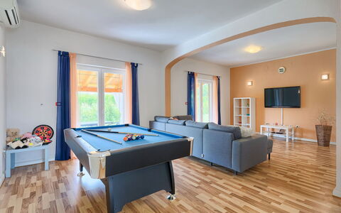 Melian: Meubles, Propriété, Salle De Récréation, Bois, Salle, Cadre, Design Intérieur, Plante D'Appartement, Fenêtre, Salon
