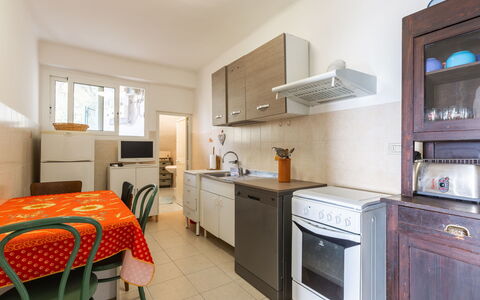 Margherita: Bâtiment, Plante, Propriété, Fenêtre, Lot Terre, Design Urbain, Paysage, Quartier, Herbe, Loisir