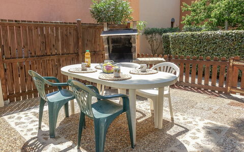 Gruissan 850: Table, Plante, Meubles, Propriété, Fenêtre, Tableau De Plein Air, Mobilier De Jardin, Bois, Chaise, Bâtiment