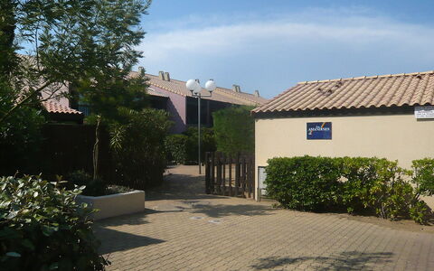Gruissan 850: Plante, Ciel, Nuage, Bâtiment, Surface De La Route, Lot Terre, Ombre, Arbre, Design Urbain
