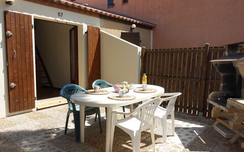 Gruissan 850: Table, Meubles, Propriété, Bâtiment, Bois, Tableau De Plein Air, Chaise, Mobilier De Jardin, Ombre, Maison