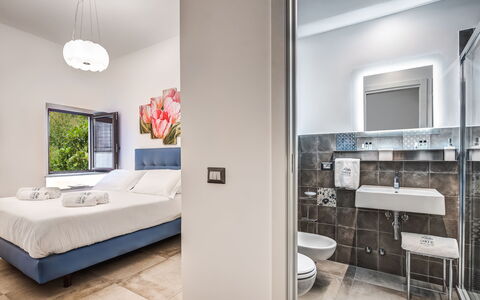 Loft In Sorrento: Meubles, Propriété, Bâtiment, Miroir, Confort, Design Intérieur, Cadre, Télévision, Sol, Cadre De Lit