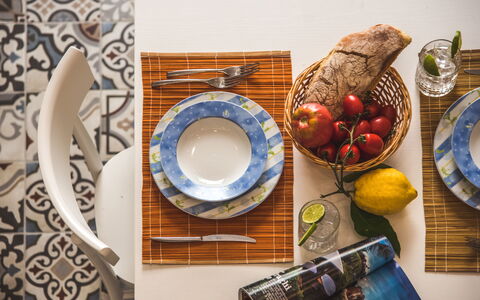 Loft In Sorrento: Aliments, Vaisselle, Vaisselle, Table, Assiette, Bois, Serveware, Ingrédient
