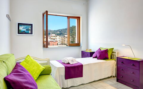 Parsano Home: Meubles, Propriété, Violet, Bleu Azur, Confort, Bâtiment, Bois, Fenêtre, Textile, Cadre