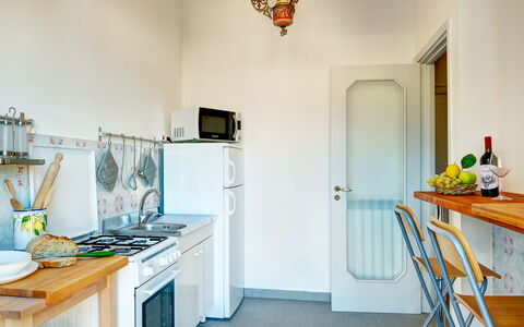Parsano Home: Propriété, Cabinetry, Meubles, Bleu, Cuisine, Comptoir, Électroménager, Éclairage, Orange, Appareil De Cuisine