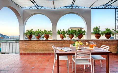 Parsano Home: Ciel, Table, Meubles, Propriété, Plante, Bleu Azur, Ombre, Architecture, Chaise, Mobilier De Jardin