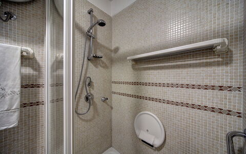 49 Little House: Tete De Douche, Luminaire Plomberie, Bar De Douche, Salle De Bains, Douche, Porte De Douche, Design Intérieur, Mur, Ligne