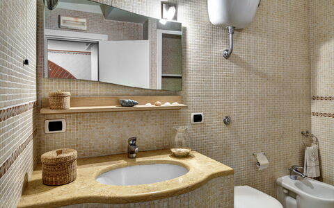 49 Little House: Marron, Robinet, Miroir, Lavabo, Luminaire Plomberie, Évier, Propriété, Salle De Bains, Éclairage, Design Intérieur
