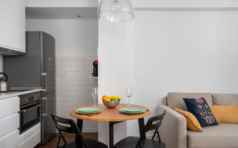La Dorada: Pièce, Meubles, Propriété, Design Intérieur, Jaune, Bâtiment, Sol, Table, Maison, Cuisine