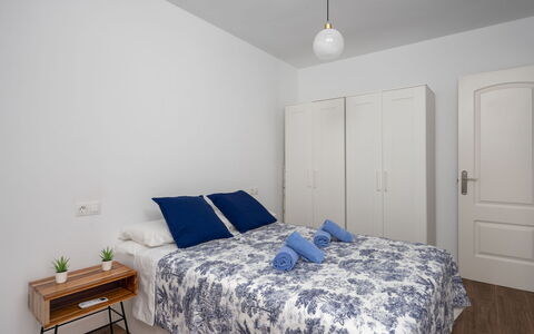 La Dorada: Chambre, Lit, Pièce, Meubles, Propriété, Drap De Lit, Cadre De Lit, Literie, Sol, Mur